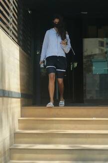 शॉर्ट्स, स्लीपर और मेसी स्वेटशर्ट में Disha Patani का कैजुअल लुक देख लोगों के छूटे पसीने, दिल थाम के देखिए ये तस्वीरें