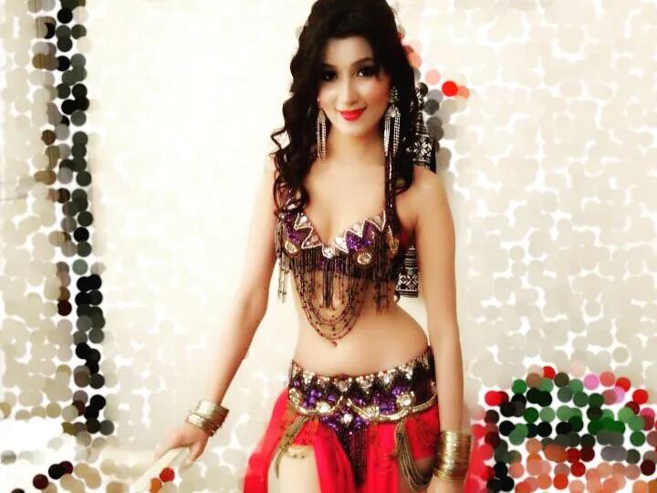 हरियाणा के गुरुग्राम की रहने वाली निकुंज मलि‍क ने अपने फिल्मी करियर की शुरुआत छोटे पर्दे से की थी और फिल्म ‘रिवॉल्वर रानी’ में वो पहली बार दिखाई दी थी. अपने अभिनय से लोगों के दिलों में छाप छोड़ने वाली एक्ट्रेस निकुंज मलिक अपनी आने वाली फिल्मों की शूटिंग में काफी बिजी चल रही है. 
