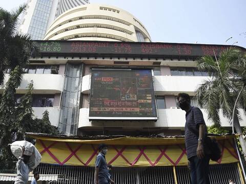 Share Market Updates: सेंसेक्स और निफ्टी में गिरावट का रुख बरकरार, आईटी-फार्मा के शेयर हुए धड़ाम Share Market Updates: सेंसेक्स और निफ्टी में गिरावट का रुख बरकरार, आईटी-फार्मा के शेयर हुए धड़ाम