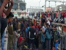 सेना बहाली की परीक्षा देकर लौट रहे छात्रों ने स्टेशन पर ट्रेन रोक कर किया हंगामा, पुलिस ने किया लाठीचार्ज