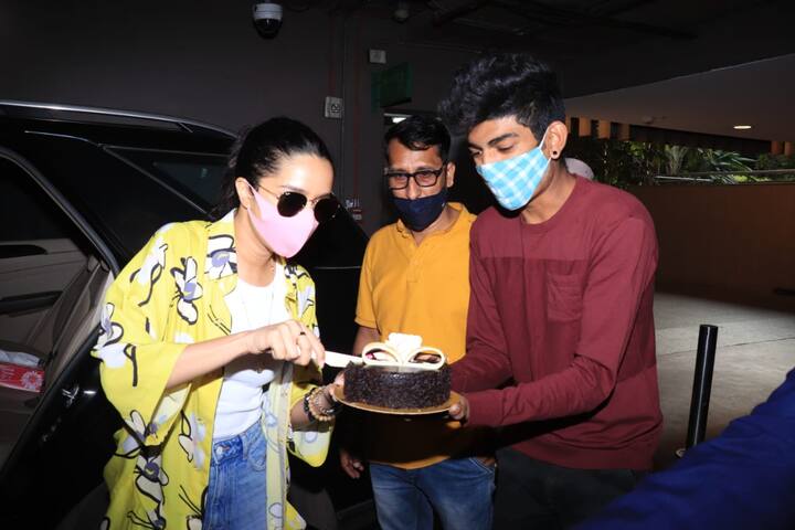 एयरपोर्ट पर ही श्रद्धा ने अपना बर्थडे केक भी काटा जिसकी ये तस्वीरें सामने आई हैं.