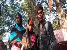 परिवार वालों ने रोकी राह, तब कोर्ट परिसर में प्रेमी युगल ने रचाई शादी, कहा- जिंदगी भर रहेंगे साथ