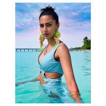 मालदीव में हैं अभिनेत्री एरिका फर्नांडिस, स्विमिंग पूल की ये ग्लैमरस तस्वीरें हो रही हैं वायरल