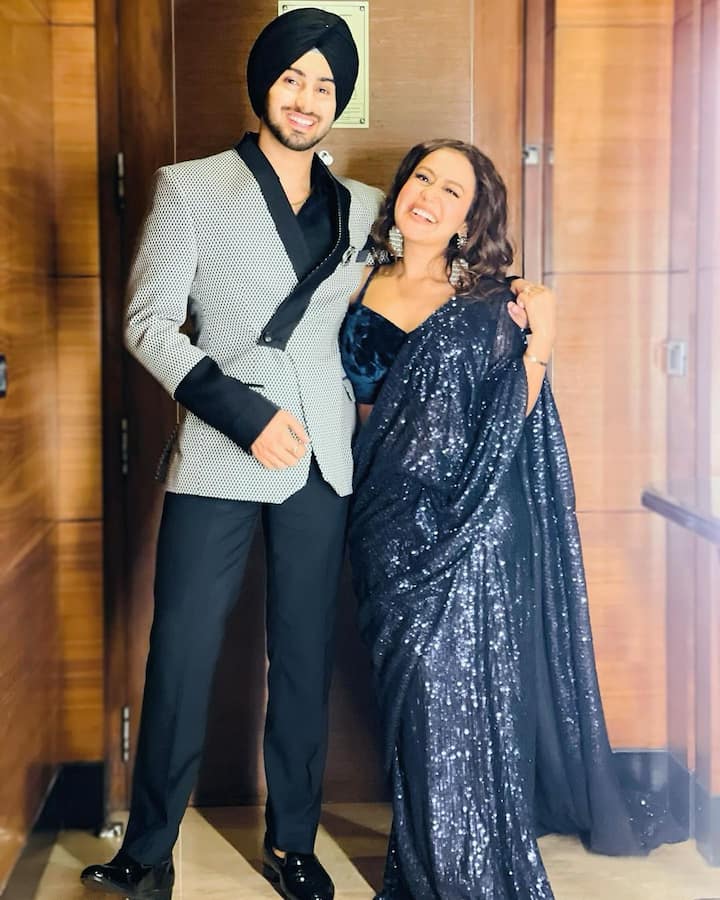 नेहा कक्कड़ ने वीडियो को शेयर करने के साथ लिखा, 'मारूं पिचकारी होके लेफ्ट, होके राइट. घरवालों के साथ घर में प्री होली फन.' बता दें कि नेहा कक्कड़ और रोहनप्रीत ने पिछले साल अक्टूबर में शादी रचाई थी.