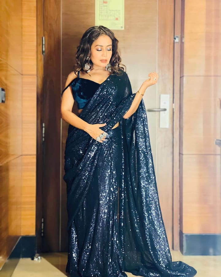 नेहा कक्कड़ और रोहनप्रीत अक्सर अपने रोमांटिक लम्हों को इंस्टाग्राम पर साझा करते हैं. अब सोशल मीडिया पर इस कपल की एक वीडियो वायरल हो रही है जिसमें वो शादी के बाद अपनी पहली होली का प्री सेलिब्रेशन करते दिखाई दिए थे. जिसमें नेहा पूल में अपने गैंग के साथ होली पार्टी करती दिखाई दी थीं.