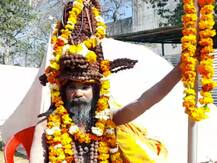 Haridwar Kumbh Mela 2021: आनंद अखाड़े की पेशवाई में शामिल हुए साधु-संत, दिखा भव्य नजारा