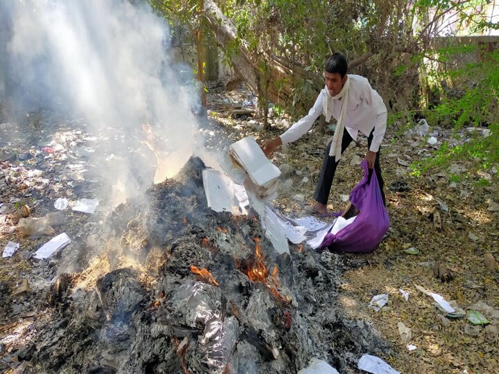 Government Official documents burnt openly in the Raebareli uttar pradesh ann एनजीटी के नियमों की उड़ी धज्जियां, रायबरेली में खुलेआम जलाए गए सरकारी दस्तावेज