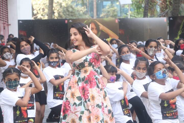 सिर्फ केक ही नहीं बल्कि इस मौके को यादगार बनाने के लिए भी खास इंतज़ाम नोरा के लिए किया गया था. नोरा ने यहां बच्चों के साथ दिलबर गाने पर डांस किया और उस पल की याद दिला दी. 