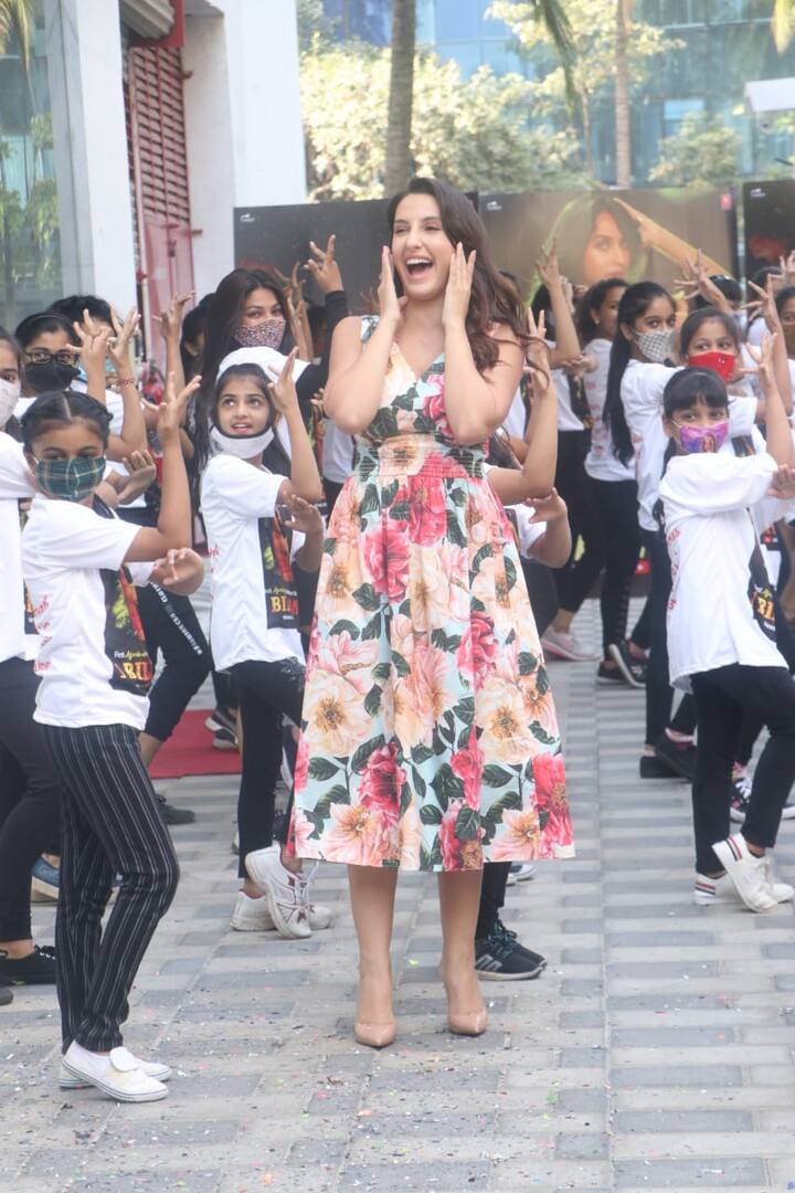 वहीं जब कामयाबी इतनी बड़ी है तो जश्न भी बड़ा होना ही था. लिहाज़ा आज टी सीरीज़ कंपनी के ऑफिस में नोरा के लिए सरप्राइज़ सेलिब्रेशन प्लान किया गया. 