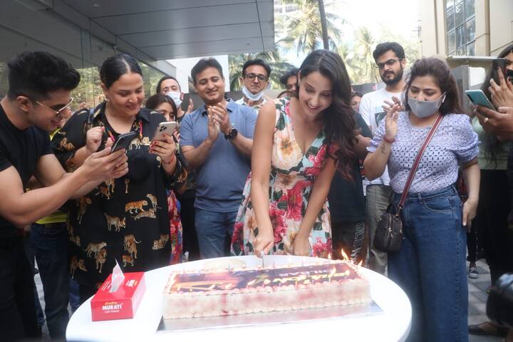 जहां नोरा पहुंची तो एक बड़ा सा केक पहले से ही तैयार था. नोरा ने खूबसूरत और यमी केक काटकर इस कामयाबी का जश्न सभी के साथ मनाया. 