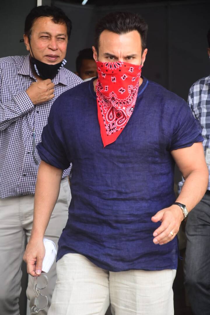 ब्लू कुर्ते-वाइट पायजामा, कोल्हापुरी चप्पल और मुंह पर रुमाल बांधकर सैफ वैक्सीन लगवाने पहुंचे थे. उन्होंने लाइन लगकर अपनी बारी का इंतज़ार किया और फिर वैक्सीन लगवाने के लिए आगे बढ़े.