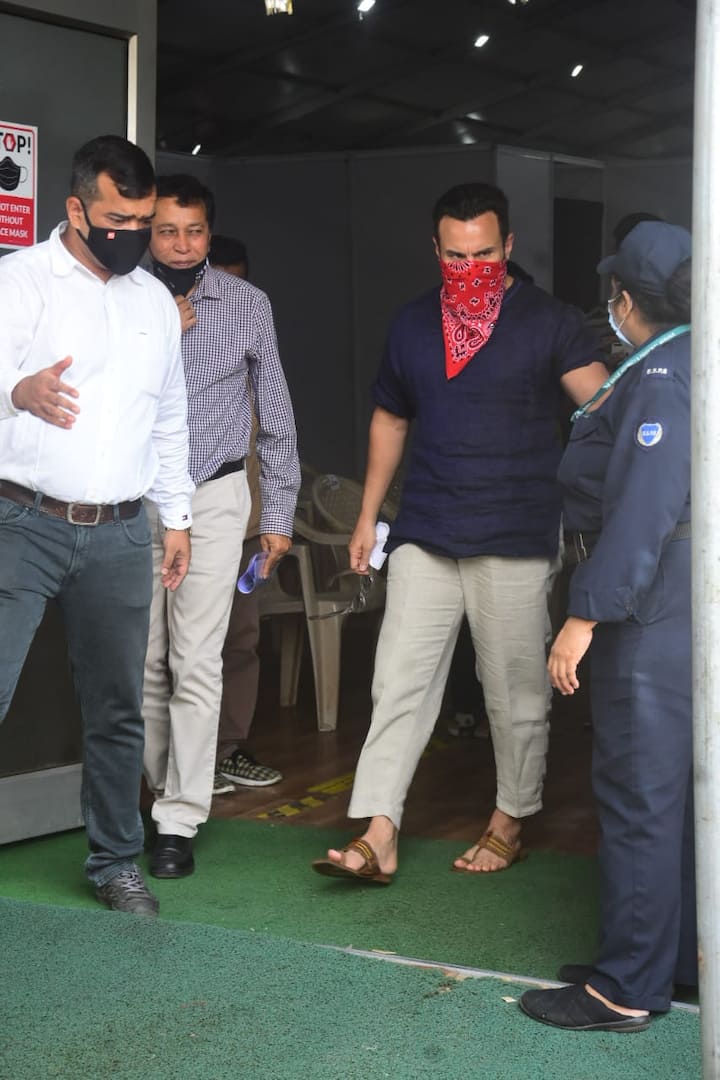वैक्सीन लगवाकर सैफ तुरंत वहां से निकल गए क्योंकि वहां वैक्सीन लगवाने के लिए कई अन्य लोग भी इंतज़ार कर रहे थे.