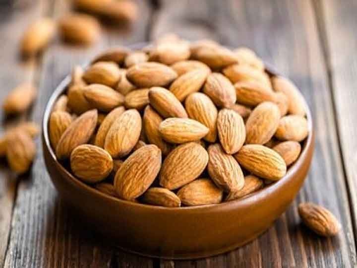 If you are taking any medicine, then take almonds carefully, know why Health Tips: अगर ले रहे हैं कोई दवा तो सावधानी से करें बादाम का सेवन, जानें क्यों