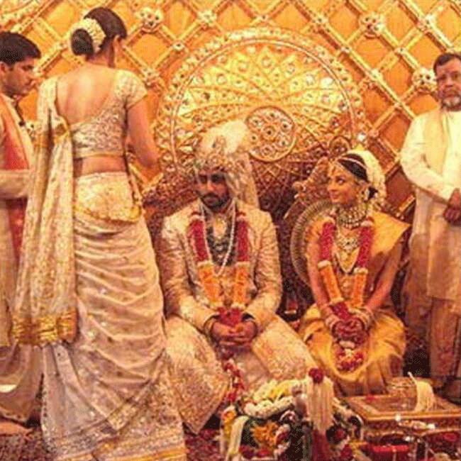 शादी के लिए ऐश्वर्या ने गहरे गोल्डन कलर की कांजीवरम साड़ी को चुना था जिसमें सोने का काम किया गया था. खासतौर से ऐश्वर्या के लिए ये साड़ी तैयार की गई थी. वहीं इस साड़ी के साथ उन्होंने सर से लेकर पांव तक खुद को गहनों से ढक लिया था. आज भी ऐश्वर्या का ब्राइड लुक भुलाए नहीं भूलता. (Source - Social Media)