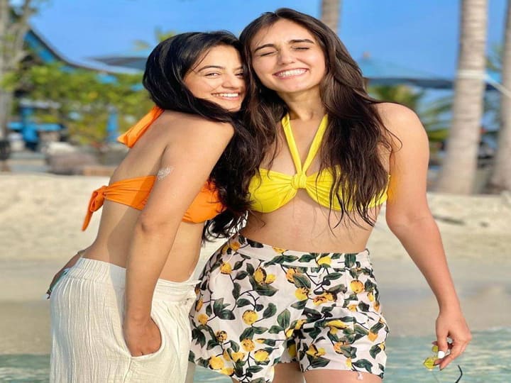 तान्‍या ने अपने बेस्‍टी हेली के साथ भी एक खूबसूरत तस्‍वीर शेयर की है. इन दोनों ने टीवी सीरियल लाल इश्‍क में साथ काम क‍िया और तभी से ये काफी अच्‍छी दोस्‍त हैं. इन तीनों के इंस्‍टाग्राम अकाउंट को देखर साफ पता चल रहा है कि इन तीनों के लिए ही मालदीप का ये वेकेशन यादों से भरा होने वाला है.