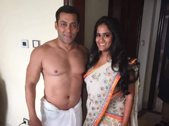 Arpita Khan salman khan photo sister shared her feeling about him अर्पिता खान ने शेयर की शर्टलेस सलमान खान संग अपनी तस्वीर, भाई के लिए बताई अपनी ये फीलिंग्स