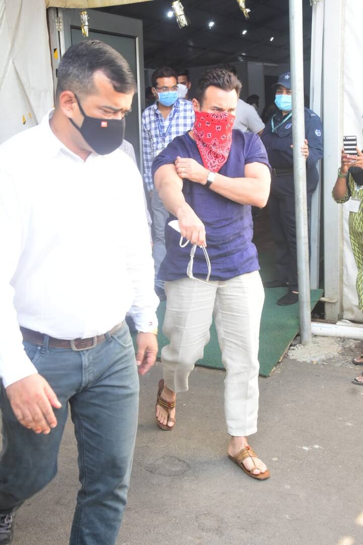 तस्वीरों में आप देख सकते हैं कि ब्लू कुर्ते-वाइट पायजामा, कोल्हापुरी चप्पल और मुंह पर रुमाल बांधकर सैफ वैक्सीन लगवाने पहुंचे थे. (Photo credit: Manav Manglani)