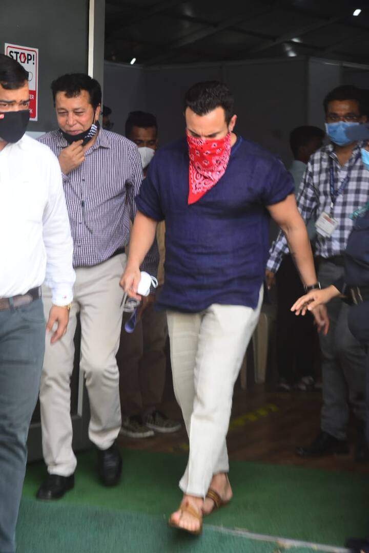 सैफ अली खान ने लाइन लगकर अपनी बारी का इंतज़ार किया और फिर वैक्सीन लगवाने के लिए आगे बढ़े. (Photo credit: Manav Manglani)