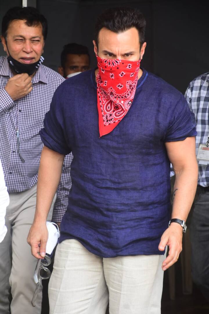 वैक्सीन लगवाकर सैफ तुरंत वहां से निकल गए क्योंकि वहां वैक्सीन लगवाने के लिए कई अन्य लोग भी इंतज़ार कर रहे थे. (Photo credit: Manav Manglani)