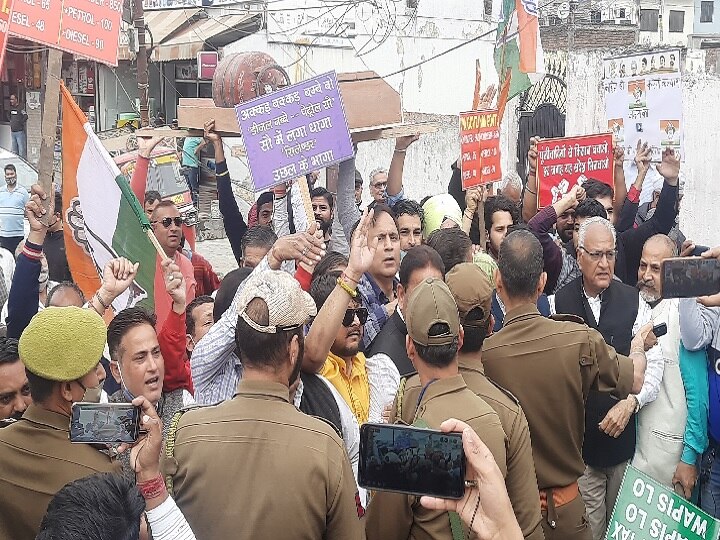 Raj Bhavan march of Congress workers in Jammu against rising prices of LPG, police stopped on the way ANN रसोई गैस की बढ़ती कीमतों के खिलाफ जम्मू में कांग्रेस कार्यकर्ताओं का राजभवन तक मार्च, पुलिस ने रास्ते में ही रोका