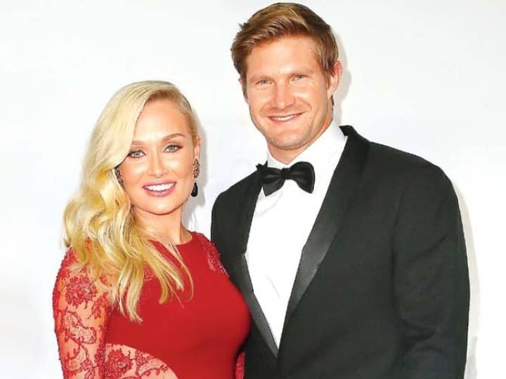 शेन वॉटसन और ली फरलॉन्ग: ऑस्ट्रेलिया के पूर्व दिग्गज ऑलराउंडर शेन वॉटसन (Shane Watson) और उनकी पत्नी ली फरलॉन्ग (Lee Furlong) को 'गोल्डन कपल' कहा जाता है. इन दोनों ने 2010 में शादी की थी. ली फरलॉन्ग फोक्स स्पोर्ट्स की एंकर और राइटर हैं.