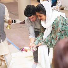 IN PICS: प्रियंका चोपड़ा ने न्यूयॉर्क में खोला भारतीय रेस्त्रा 'सोना', पति निक जोनास के साथ की पूजा