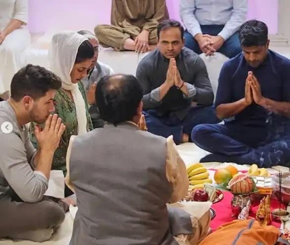 Priyanka Chopra ने अपनी मां के हाथ का बुना हुआ स्वेटर पहना, सोशल मीडिया पर फोटो शेयर कर Family के लिए लिखा खास कैप्शन