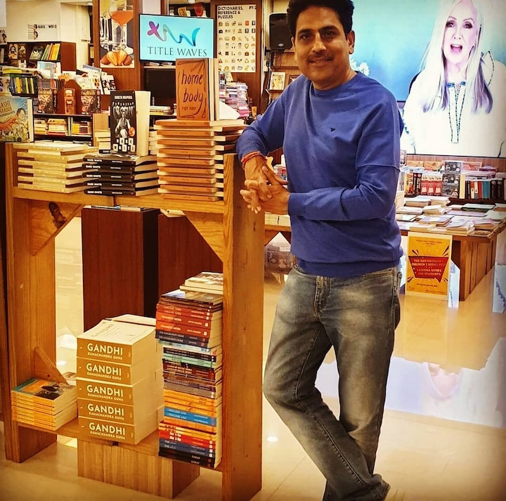 शैलेश लोढ़ा- शो में टाइटल रोल यानि कि तारक मेहता का रोल निभाने वाले शैलेश को एक एपिसोड के लिए करीब 1 लाख रुपये दिया जाता है. वो शो में जेठालाल के परम मित्र और जरूरत पड़ने पर उनके फायर ब्रिगेड बन जाते हैं. (Photo Credit - Instagram)