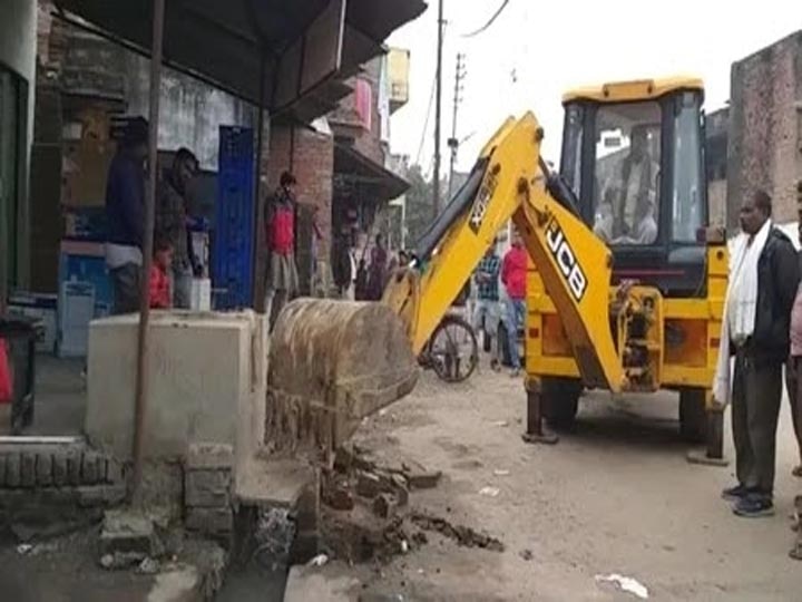 Ghazipur administration remove encroachment in city ann UP: अवैध निर्माण पर चला बुलडोजर, सपा नेता ने लेखपाल पर लगाया धन उगाही का आरोप