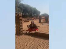 ईंटें उठाती नजर आईं Arshi Khan, वीडियो हुआ वायरल, जानें क्या है माजरा