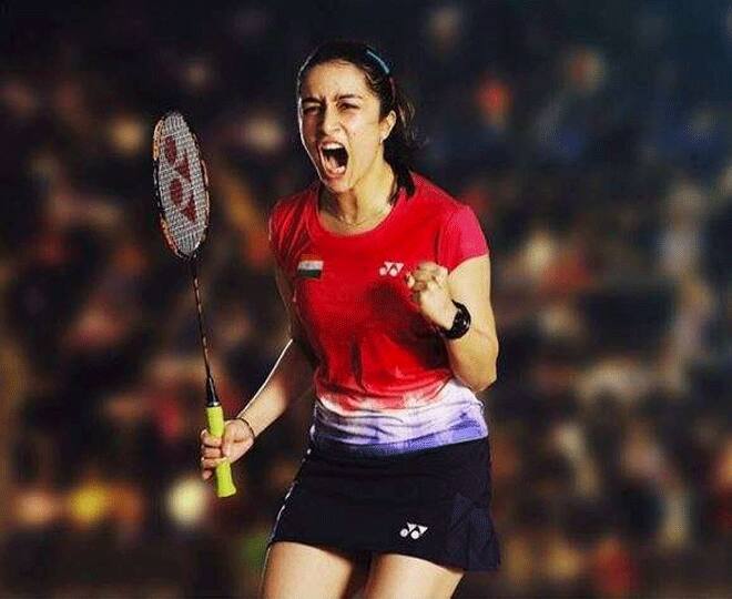 साइना नेहवाल की जिंदगी पर आधारित फिल्म साइना भी इसी महीने रिलीज़ होने जा रही है. फिल्म 26 मार्च को रिलीज़ होगी. जिसमें परिणीति चोपड़ा लीड रोल प्ले कर रही हैं जो बैडमिटर प्लेयर की भूमिका में होंगी. (Source - Social Media)