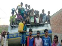 खरीद कर पानी पीने को मजबूर महादलित बस्ती के लोग, कहा- अब तक नहीं मिला नल-जल योजना का लाभ