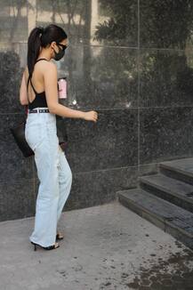 Celebs Spotted: क्लिनिक पहुंचीं कृति सैनन, अनन्या पांडे ने किया योगा, सनी देओल सहित कई सितारे मुंबई एयरपोर्ट पर दिखे