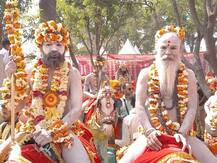 Kumbh 2021: अखाड़ों की भव्य पेशवाई, घोड़ा, हाथी और ऊंट पर सवार दिखे संन्यासी