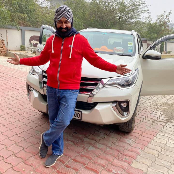 गुरुचरण सिंह(रोशन सिंह सोढ़ी) - अपने उत्साह से शो में जान डाल देने वाले गुरुचरण सिंह ने रोशन सिंह सोढ़ी के किरदार को बखूबी निभाया और इसे एक अलग पहचान भी दी है. लेकिन कुछ निजी कारणों के चलते उन्होंने इस शो को छोड़ने का फैसला किया लिहाज़ा अब उनकी जगह बलविंदर सिंह शो में नज़र आ रहे हैं जो पहले फिल्मों में भी काम कर चुके हैं. (Photo Credit - Instagram)