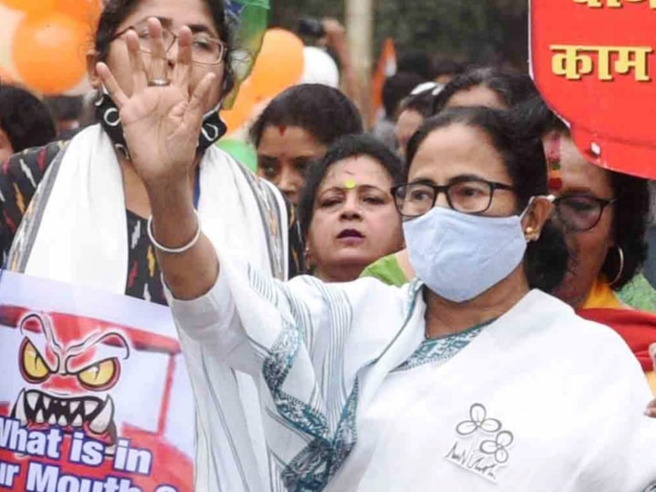 West bengal election 2021: Mamata Banerjee on PM Modi photo in COVID 19 vaccination certificates सीएम ममता का तंज, कहा- एक दिन ऐसा आएगा जब देश का नाम नरेंद्र मोदी के नाम पर रखा जाएगा
