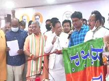 पश्चिम बंगाल: ममता बनर्जी की पार्टी छोड़ने वालों की लगी झड़ी, TMC के 5 विधायकों ने थामा BJP का दामन