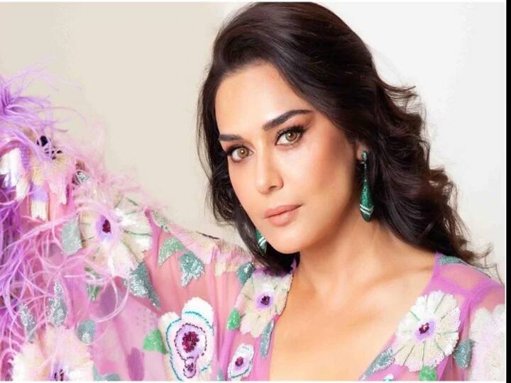 बॉलीवुड की डिंपल गर्ल यानी प्रीति जिंटा ने अपने फिल्मी करियर की शुरुआत विज्ञापनों में अभिनय करने से की थी. प्रीति जिंटा ने बॉलीवुड में काफी लंबा समय गुजारा और कई हिट और चर्चित फिल्में दीं. इसके बाद उन्होंने गुपचुप तरीके से विदेशी ब्वॉयफ्रेंड गुडइनफ से शादी कर ली थी. प्रीति जिंटा का असली नाम प्रीतम सिंह था और उन्होंने इसे बदलकर अपना नाम प्रीति डिंटा रखा.