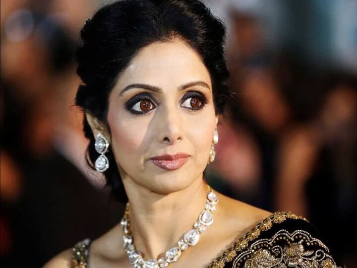 साउथ और बॉलीवुड एक्ट्रेस श्रीदेवी का नाम आज भी लोगों की जुबान पर है. भले ही आज वो इस दुनिया में नहीं है लेकिन उनके फैन्स आज भी उनको खास मौके पर याद करते हैं. श्रीदेवी जैसी अदाकारा किसी दौर की नहीं होती बल्कि वो जमाने को अपना कर लेती हैं और हर सदी में याद रखी जाती है. श्रीदेवी का असली नाम 'यम्मा यंगर अयप्पन' था.