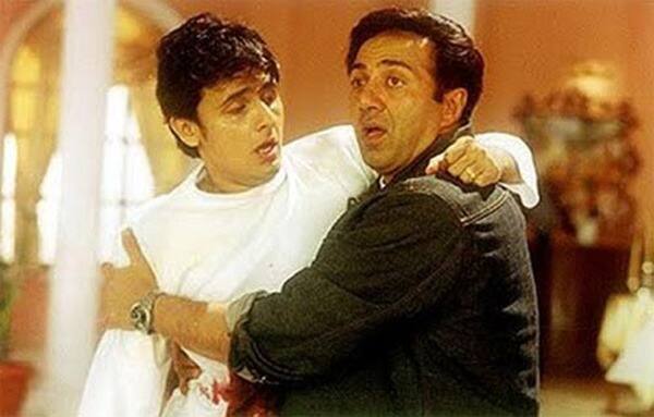सोनू निगम : सिंगर सोनू निगम ने भी एक मसाला फिल्म 'जानी दुश्मन : एक अनोखी कहानी' से बॉलीवुड में डेब्यू किया था. इस फिल्म में इंडस्ट्री के आधा दर्जन एक्टर्स थे जिनमें, अक्षय कुमार, सुनील शेट्टी और सनी देओल जैसे बड़े नाम शामिल हैं. हालांकि, 'जानी दुश्मन : एक अनोखी कहानी' देखने के बाद दर्शकों के लिए यह समझ पाना मुश्किल हो रहा था कि फिल्ममेकर  दिखाना क्या चाहते हैं ?. फिल्म ना सिर्फ बॉक्स ऑफिस पर बुरी तरह पिटी थी बल्कि इसे बॉलीवुड के इतिहास की सबसे घटिया फिल्मों में गिना जाता है.