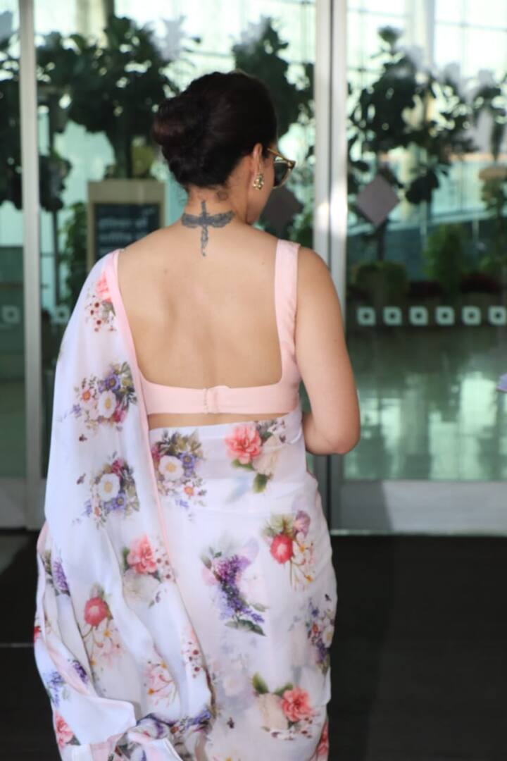 वहीं डीप नेक ब्लाउज में यहां कंगना ने अपना टैटू भी फ्लॉन्ट किया जो उन्होंने अपनी गर्दन पर बनवा रखा है.