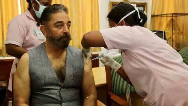बॉलीवुड एक्ट्रेस श्रुति हासन के पिता कमल हासन ने भी कोरोना का टीका लगवा लिया है. उन्होंने लोगों से इस बात की जानकारी शेयर की.