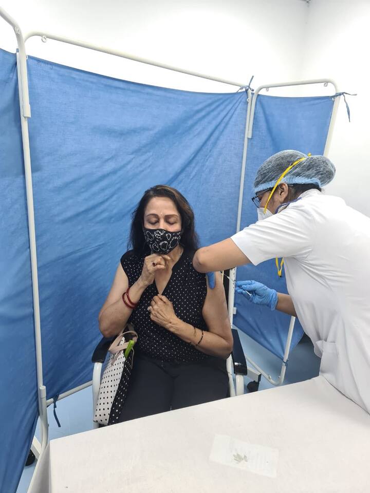 बॉलीवुड एक्ट्रेस और मथुरा सांसद हेमा मालिनी ने भी कोरोना का टीका लगवा लिया है.