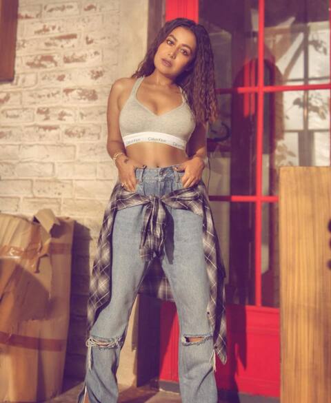 OMG! नेहा कक्कड़ ने रणवीर सिंह को पीछे छोड़ दिया !