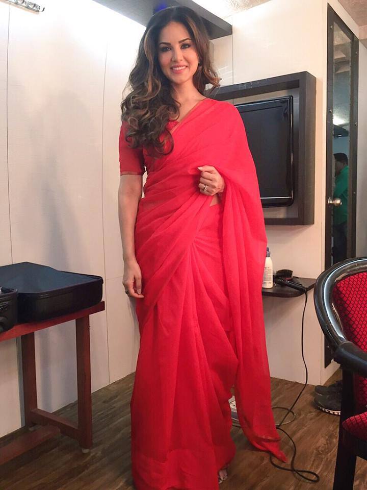 पिंक साड़ी मे सनी लियोनी ने जब अपना सिंपल लुक दिखाया तो फैंस क्रेजी हो गए.