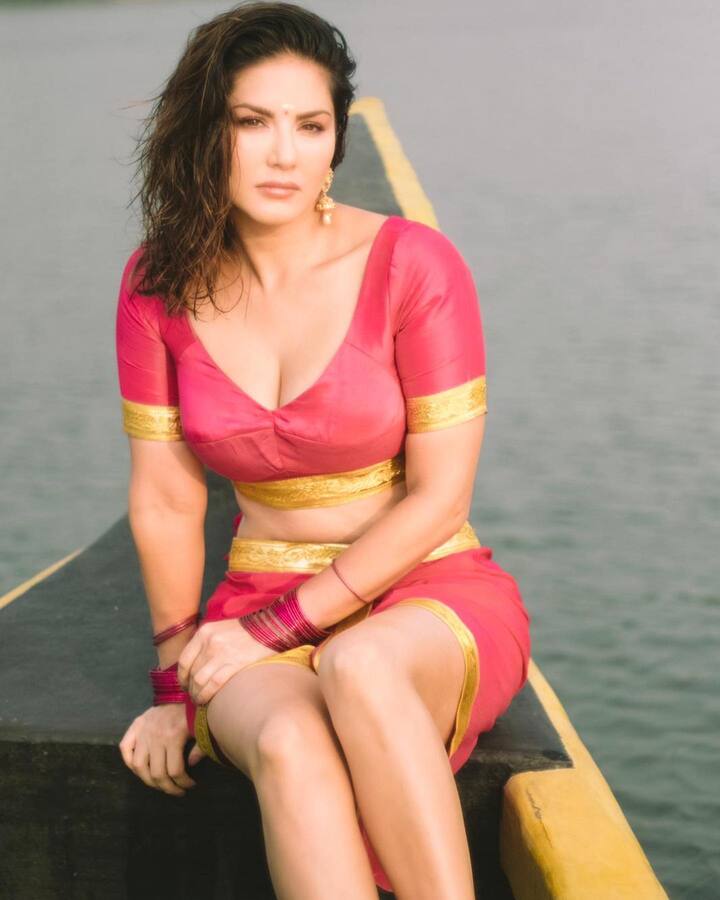 सनी लियोनी की ये तस्वीर तो सोशल मीडिया पर वायरल है. ये तस्वीरें उस वक्त की हैं जब सनी केरल पहुंचीं थीं.
