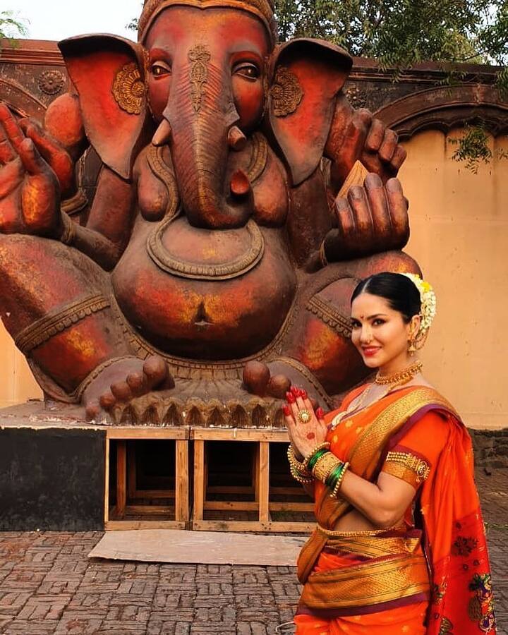  बॉलीवुड सितारे गणपति पूजन बहुत धूमधाम से सकते हैं. उसी दौरान की सनी लियोनी की ये तस्वीर है जिसमें वो मराठी स्टाइल में साडी पहने दिख रही हैं.