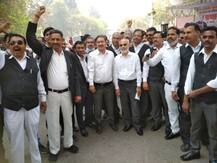 प्रयागराज में वकीलों के बंद का जबरदस्त असर, बाज़ार बंद, सड़कों पर पसरा सन्नाटा