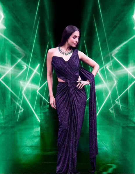 इस ब्लू साड़ी में मलाइका जन्नत से उतरी परी से कम नहीं लग रही हैं. 