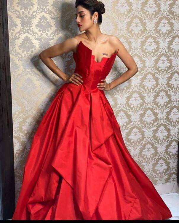 हालांकि आपको बता दें कि ये नुसरत का पुराना टैटू है जिसे वो पहले भी कई बार एक से एक हॉट अंदाज में फ्लॉन्ट कर चुकी हैं. 